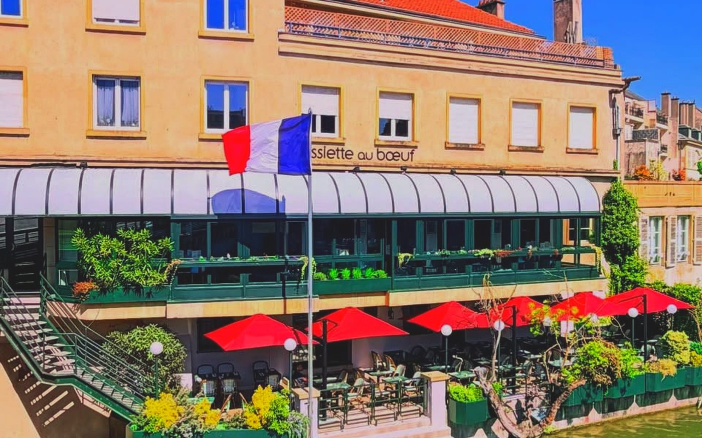 La terrasse de l'Assiette au bœuf au bord de la Moselle